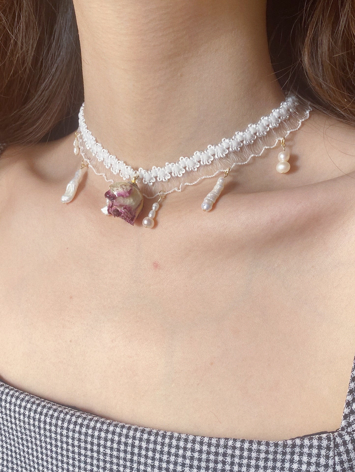 Real Rose Elastic Ruffled Ribbon Pearl Choker