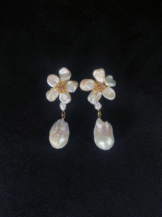 Mini White Baroque Keshi Pearl Flower Dangle Earrings №51