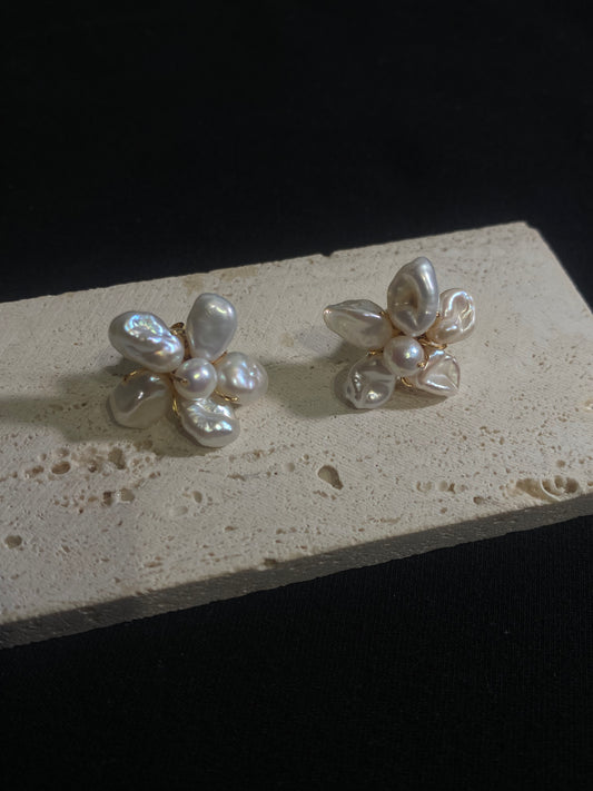 Mini White Keshi Pearl Flower Stud Earrings №45